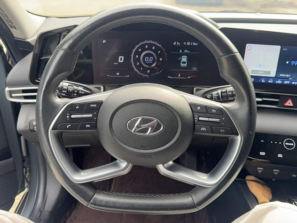 Hyundai Elantra 1.5 л 2021 г. Серебристо-серый, пробег 41600 км