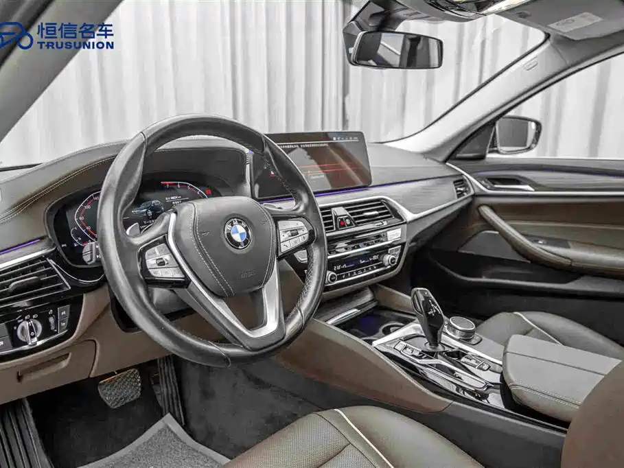 BMW 5 Series — миниатюра 12