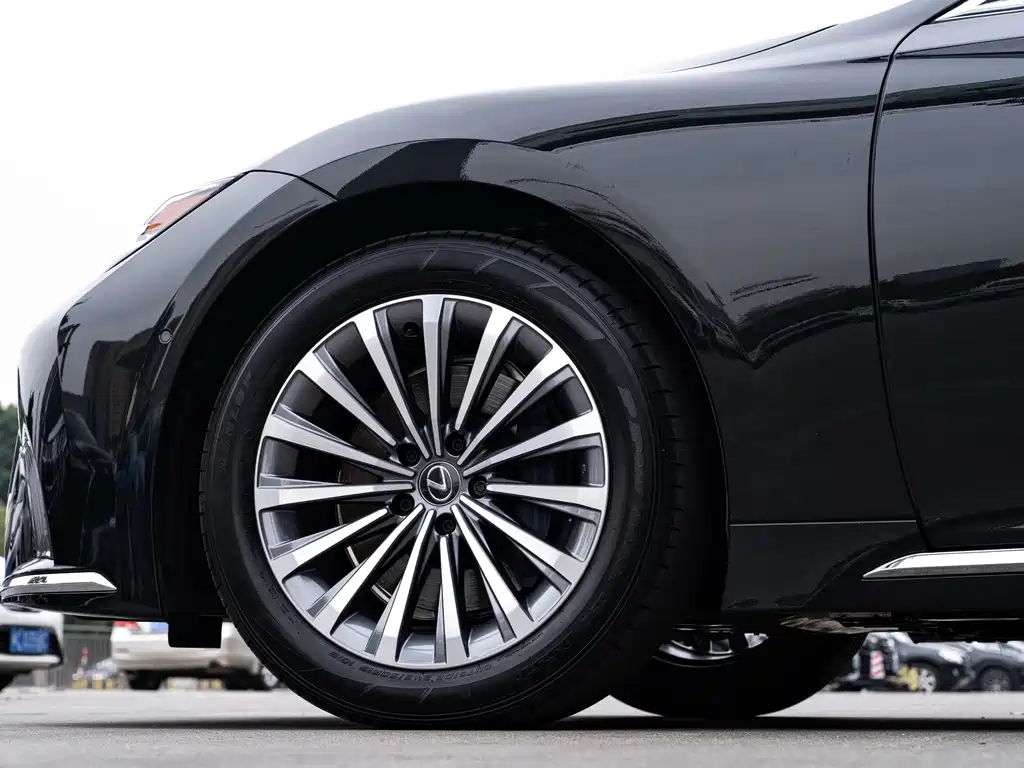 Lexus LS — миниатюра 8