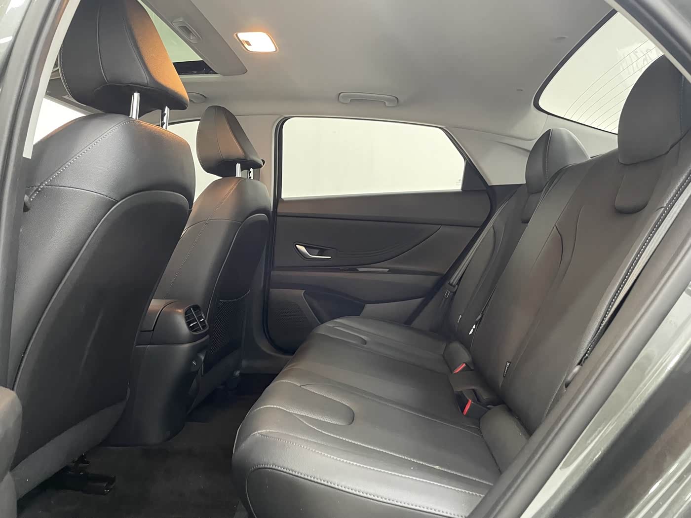 Hyundai Elantra 1.5 л 2024 г. Серебристо-серый, пробег 14800 км