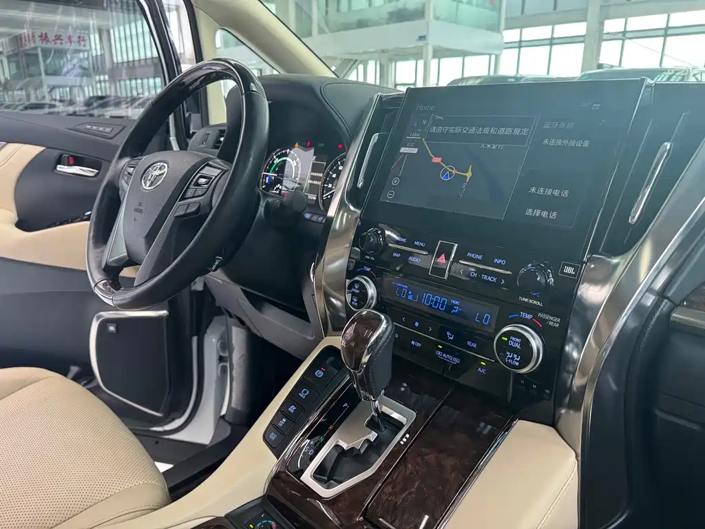 Toyota Alphard — миниатюра 13
