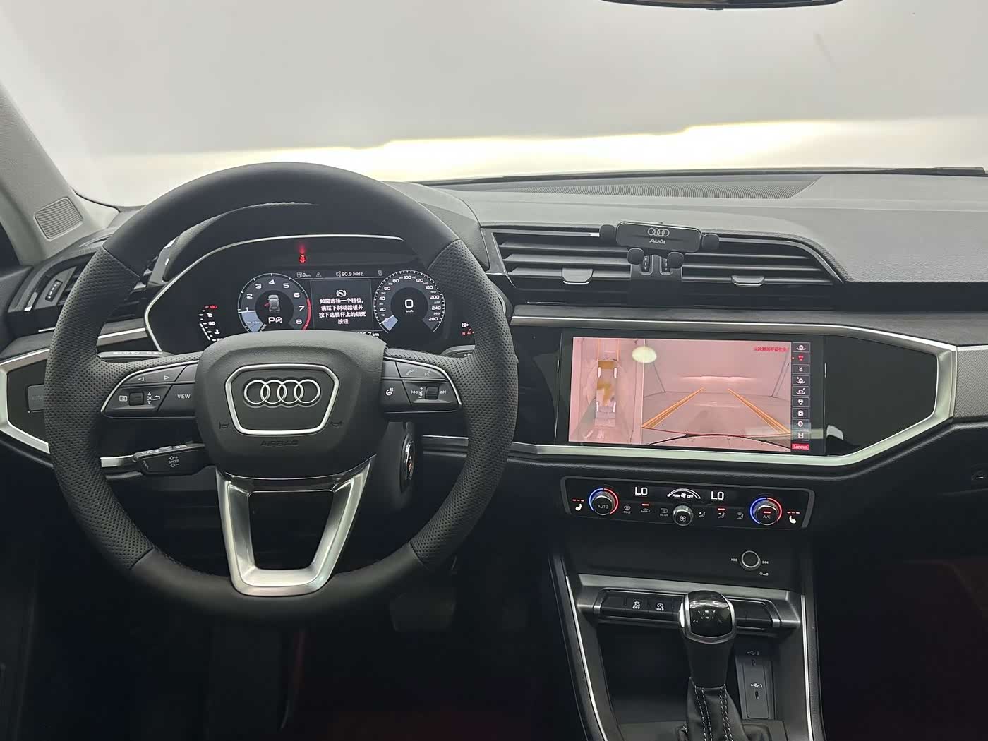 Audi Q3 1.4 л 2023 г. Белый, пробег 19000 км