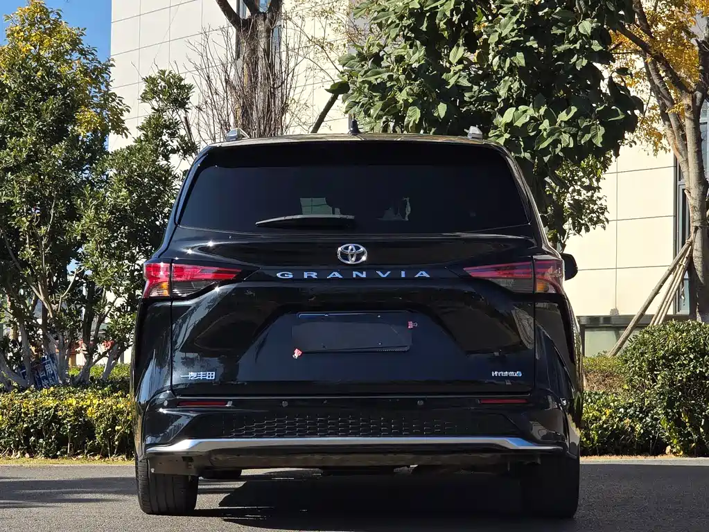 Toyota Granvia — миниатюра 8