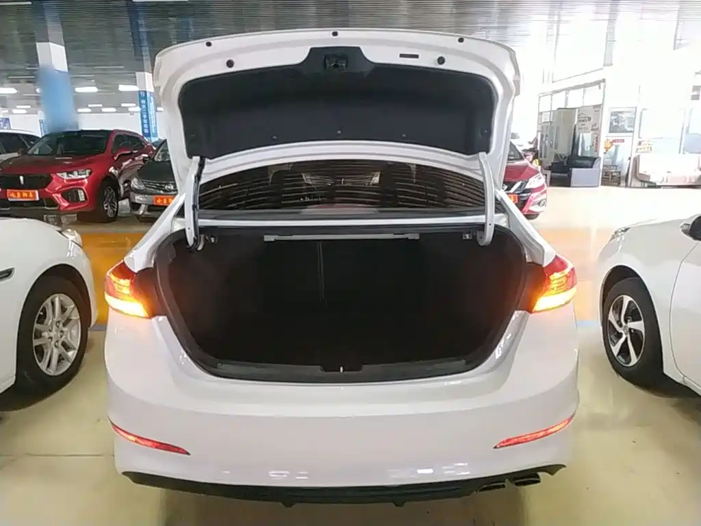 Hyundai Elantra — миниатюра 19