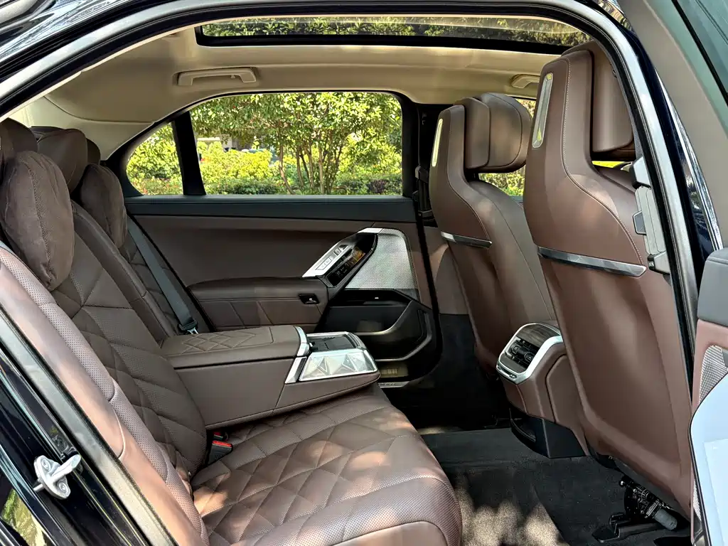 BMW 7 Series — миниатюра 16