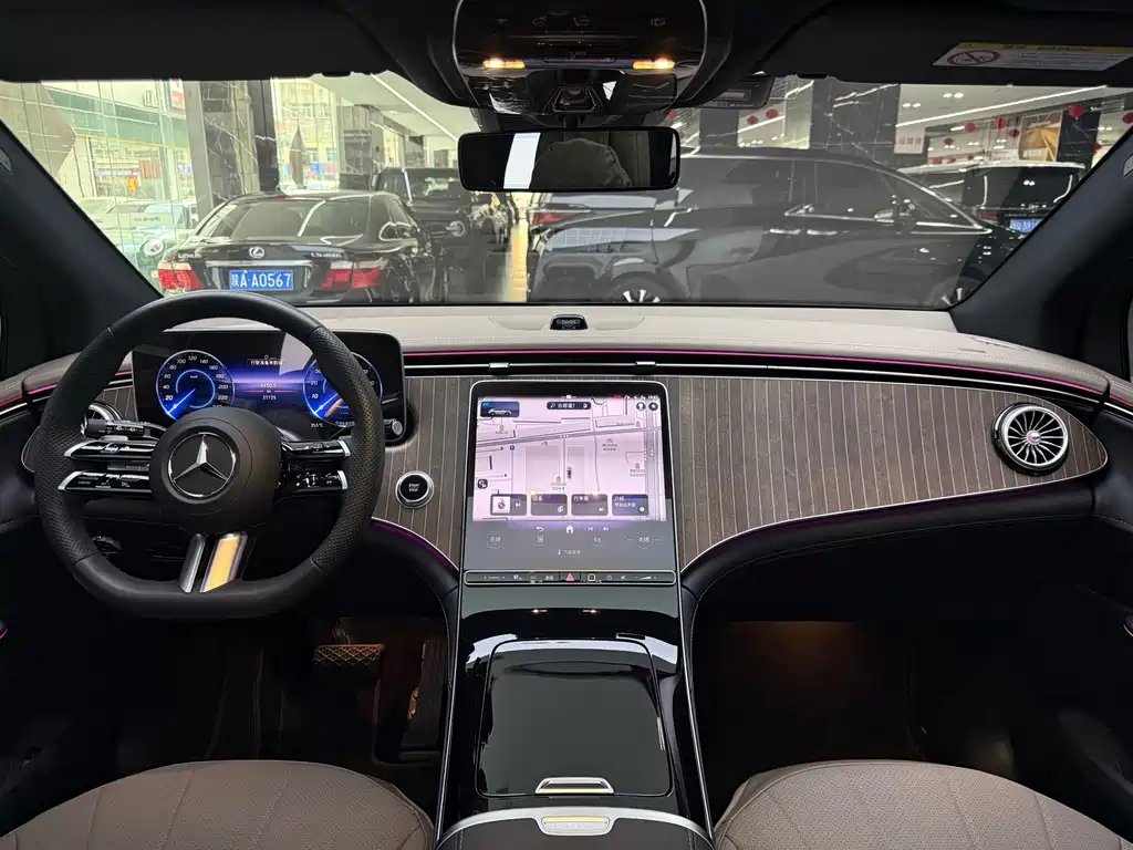 Mercedes-Benz EQE SUV — миниатюра 12