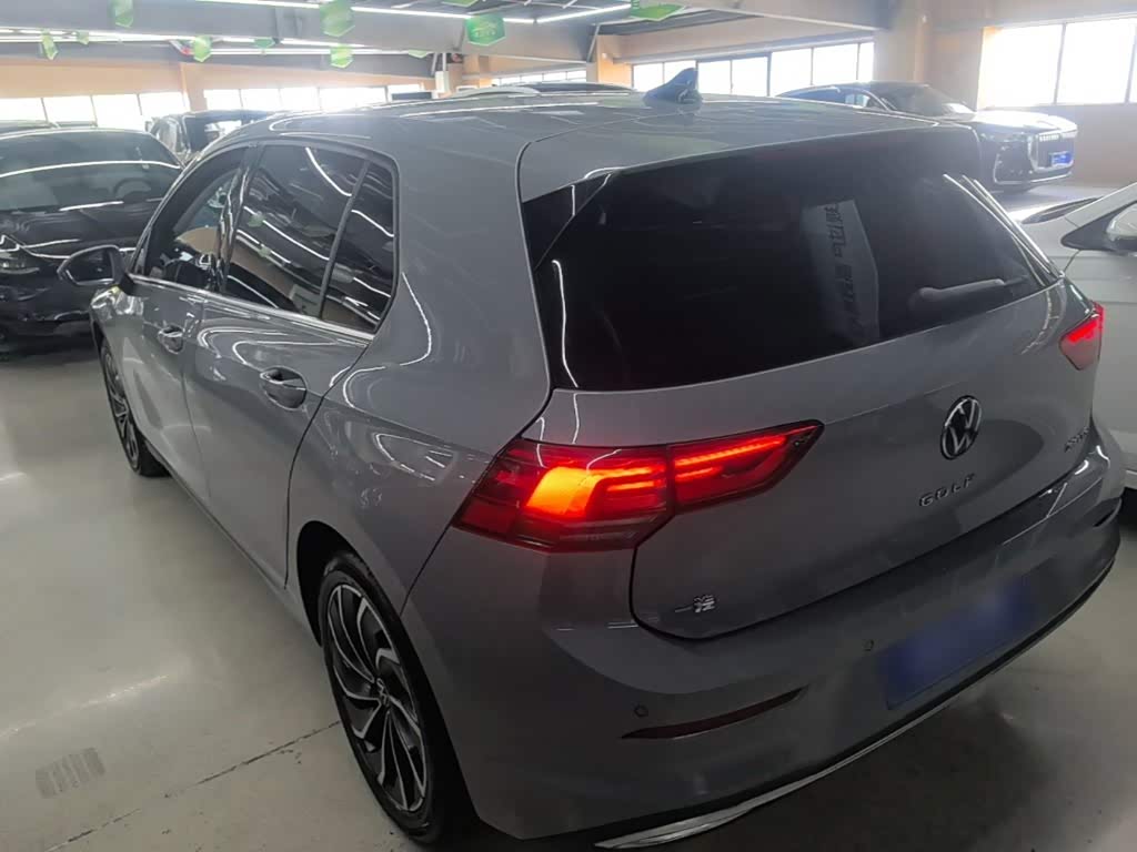 Volkswagen Golf 1.4 л 2023 г. Серебристо-серый, пробег 27599 км