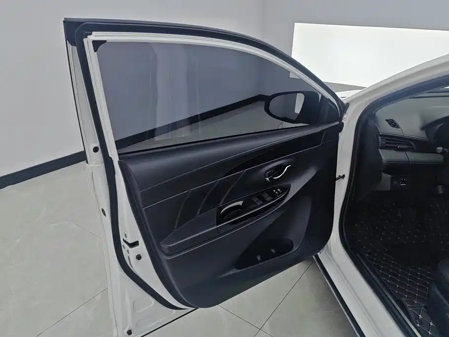 Toyota Yaris L — миниатюра 7