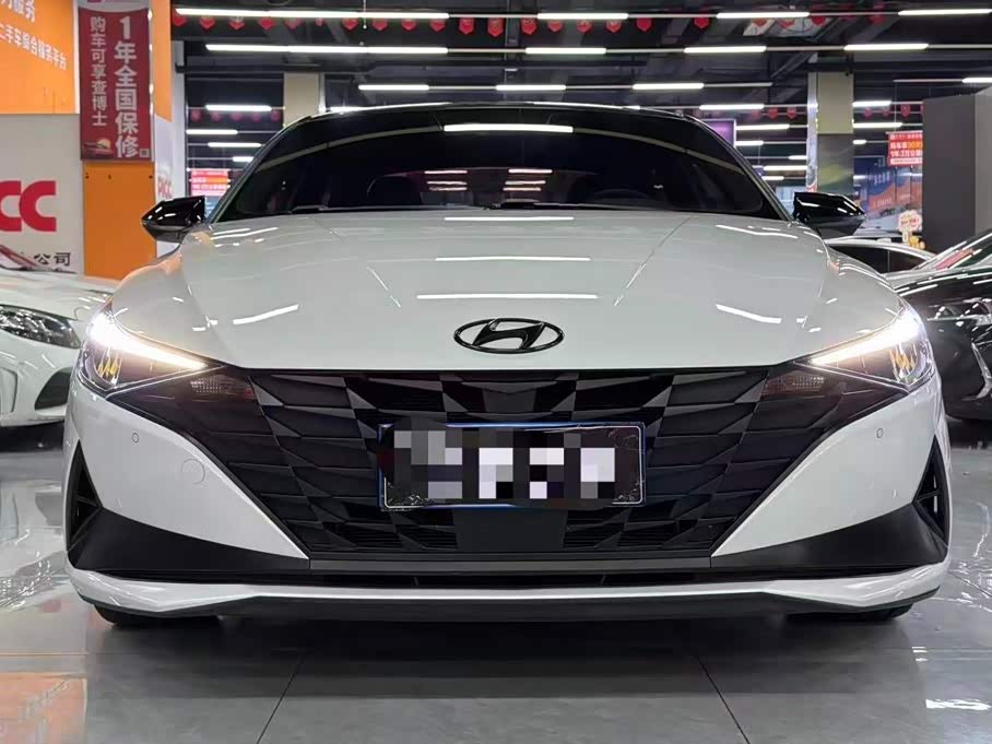 Hyundai Elantra 1.5 л 2023 г. Белый, пробег 40000 км