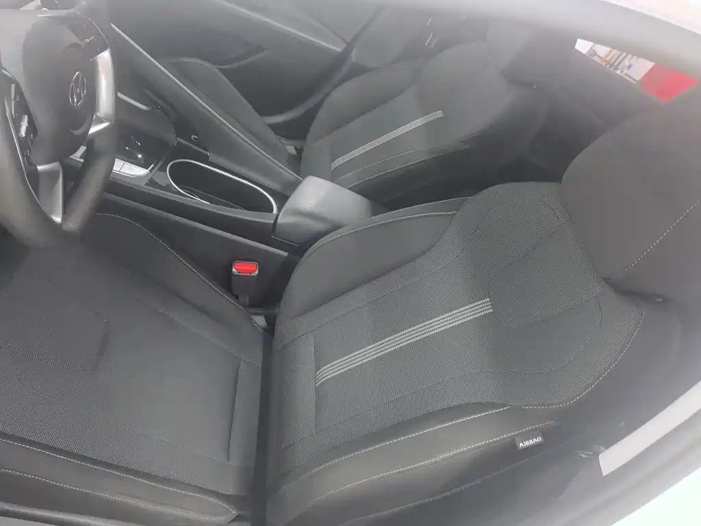 Hyundai Elantra — миниатюра 11