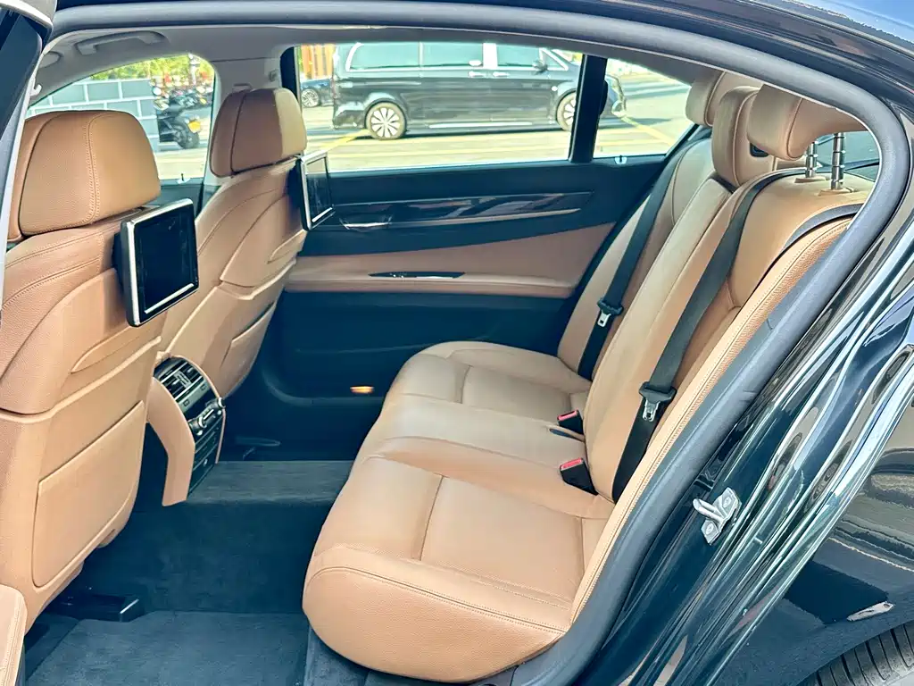BMW 7 Series — миниатюра 11