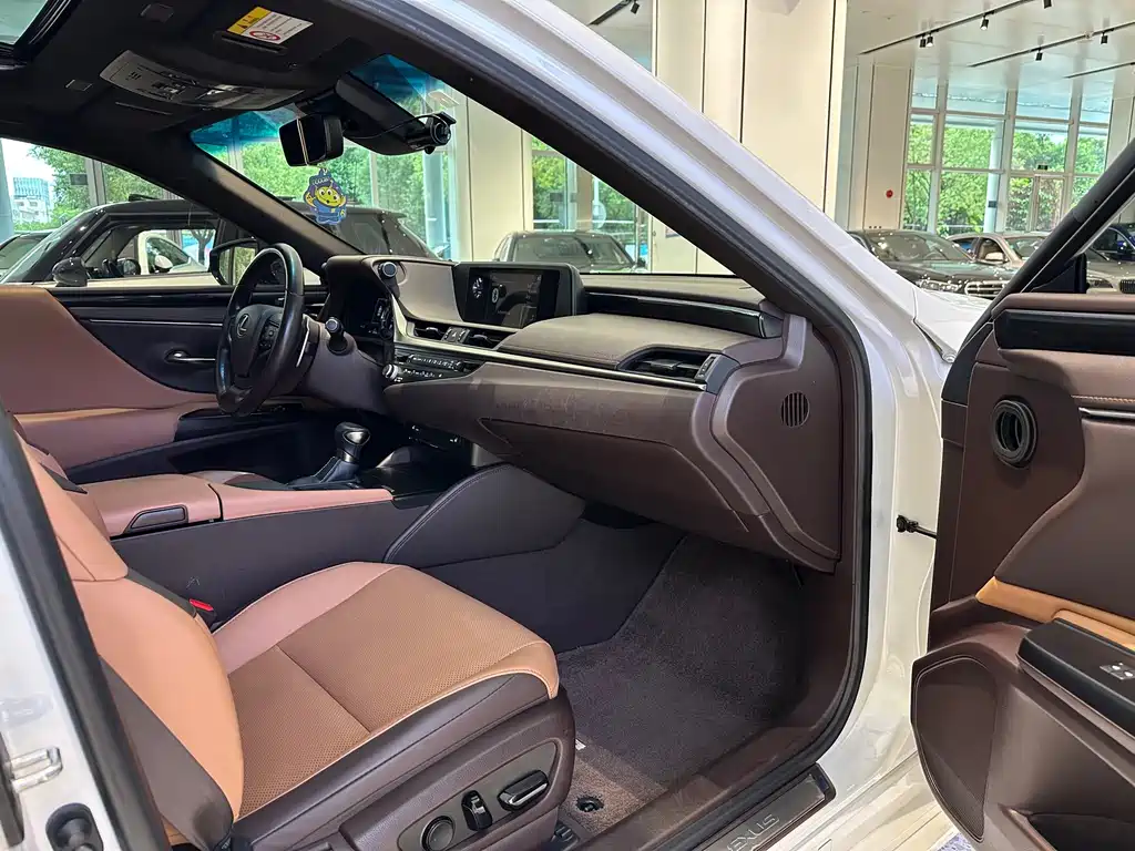 Lexus ES — миниатюра 13