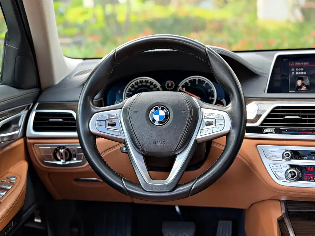 BMW 7 Series — миниатюра 9