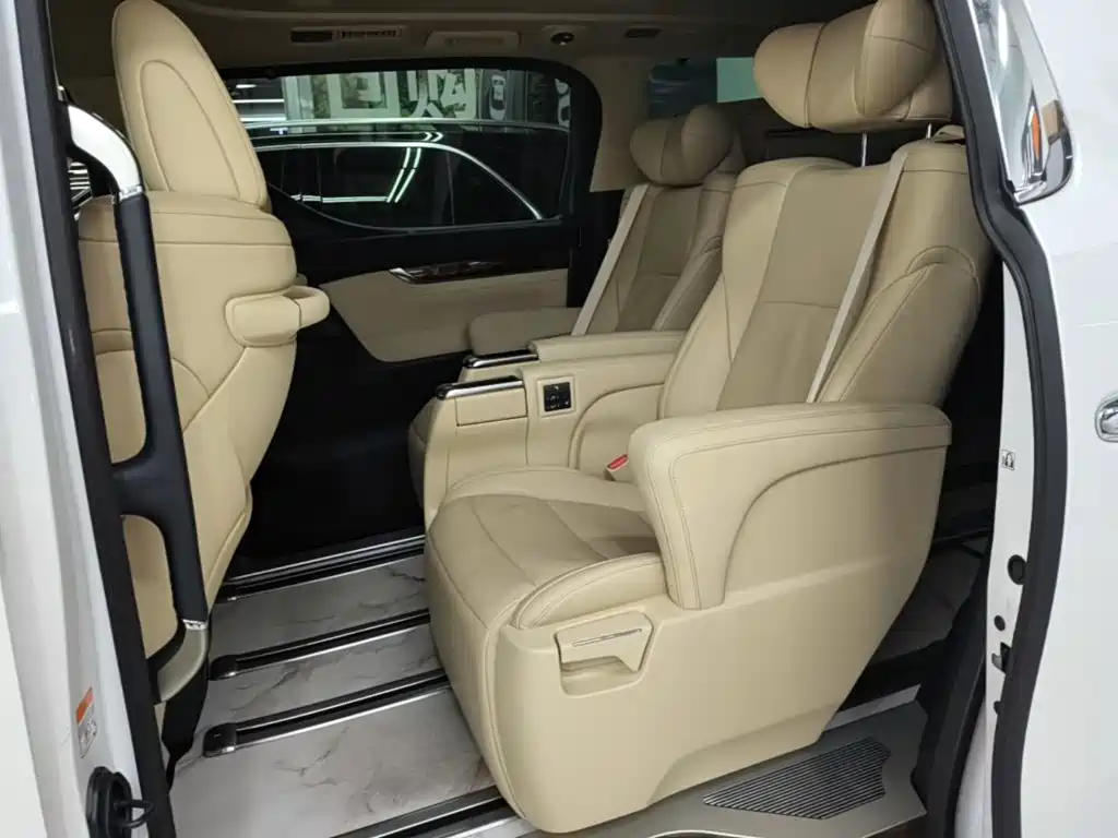 Toyota Alphard — миниатюра 17