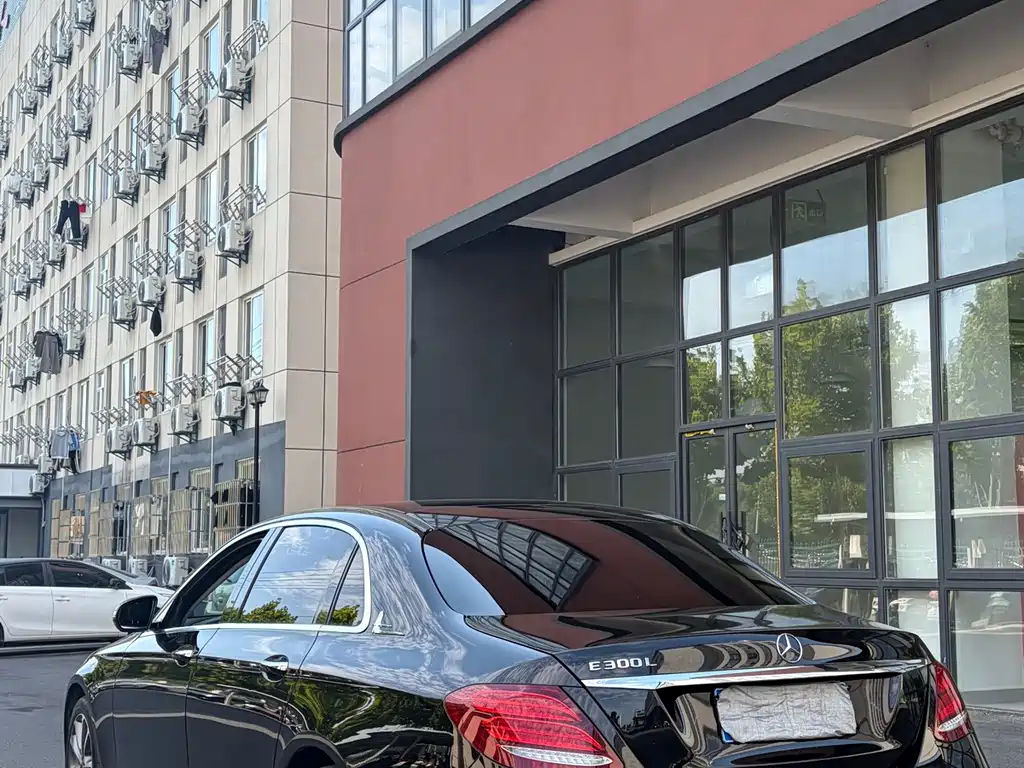 Mercedes-Benz E-Class — миниатюра 8