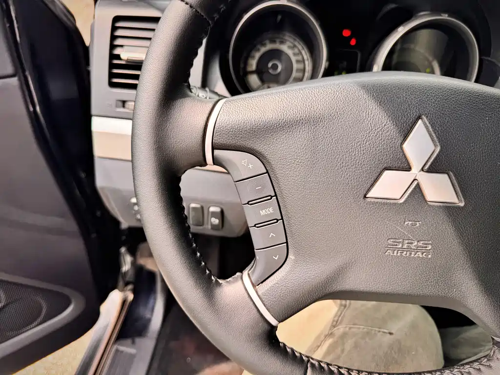 Mitsubishi Pajero (Import) — миниатюра 20