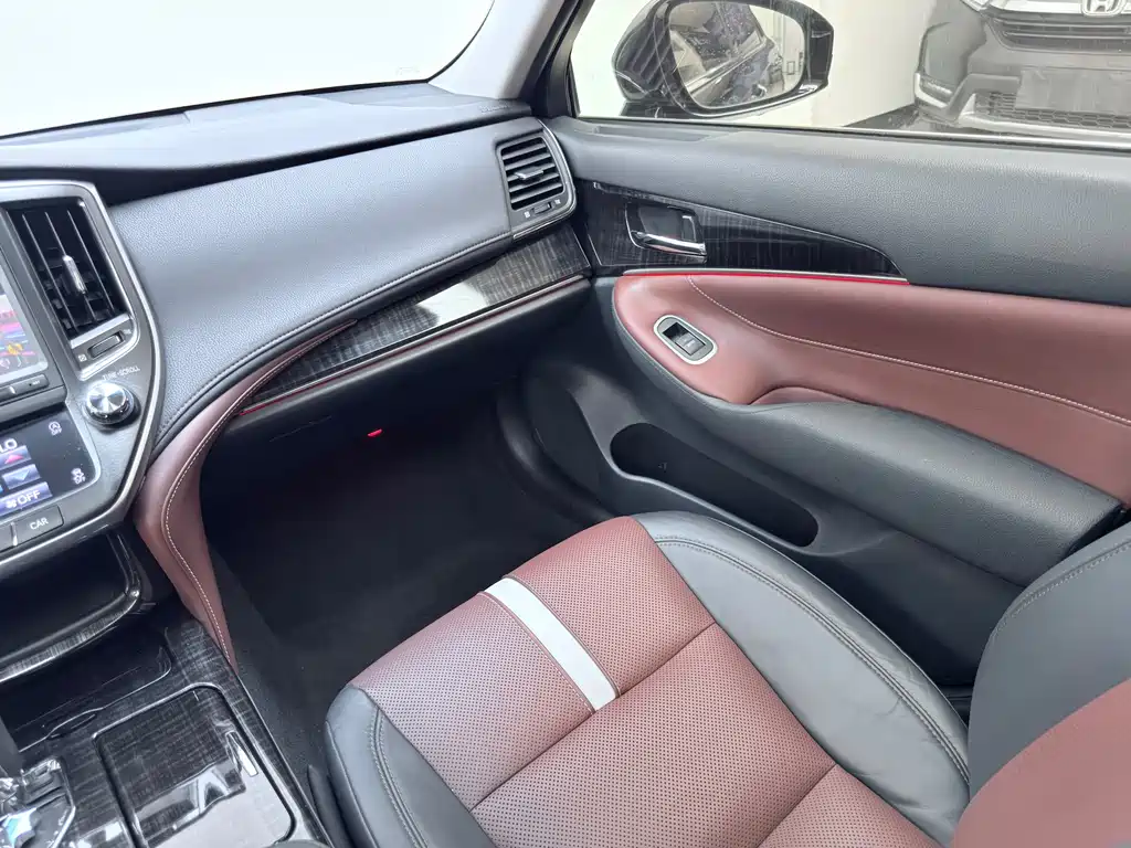 Toyota Crown — миниатюра 8