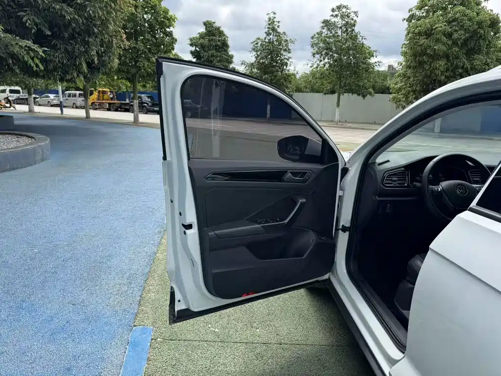 Volkswagen T-Roc — миниатюра 11