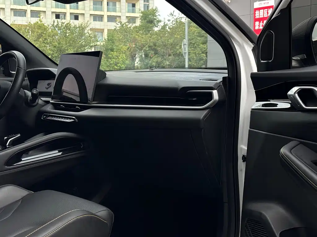 Geely Binyue — миниатюра 15