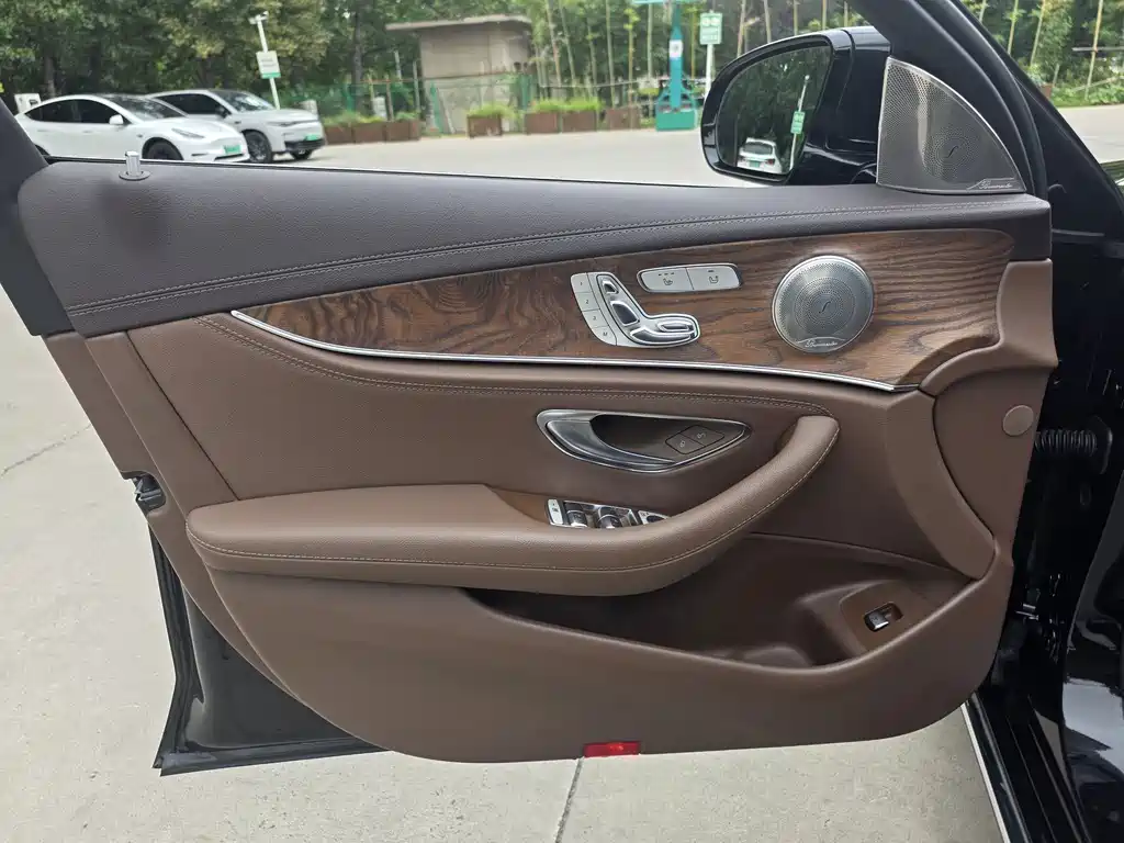 Mercedes-Benz E-Class — миниатюра 7