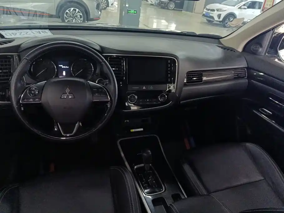 Mitsubishi Outlander — миниатюра 12