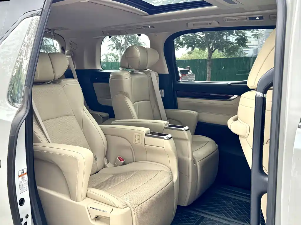 Toyota Alphard — миниатюра 10