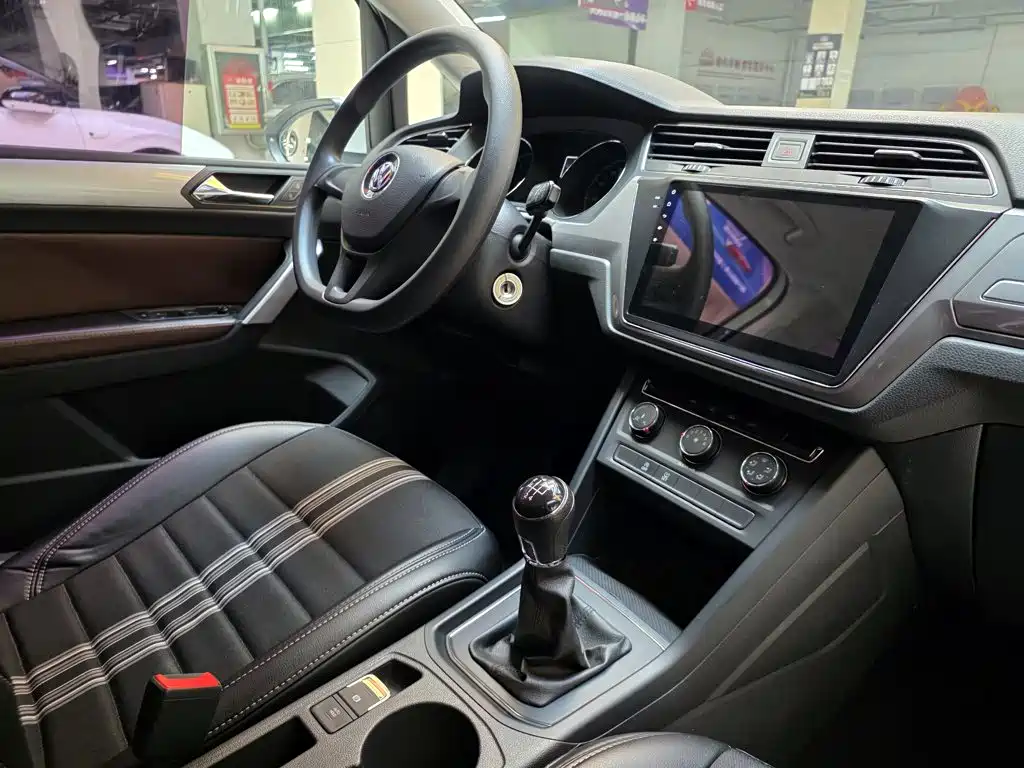 Volkswagen Touran — миниатюра 2