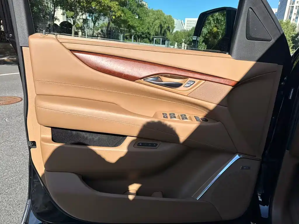 Cadillac Escalade — миниатюра 16