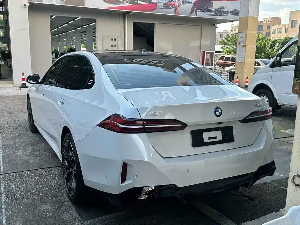 BMW 5 Series — миниатюра 7