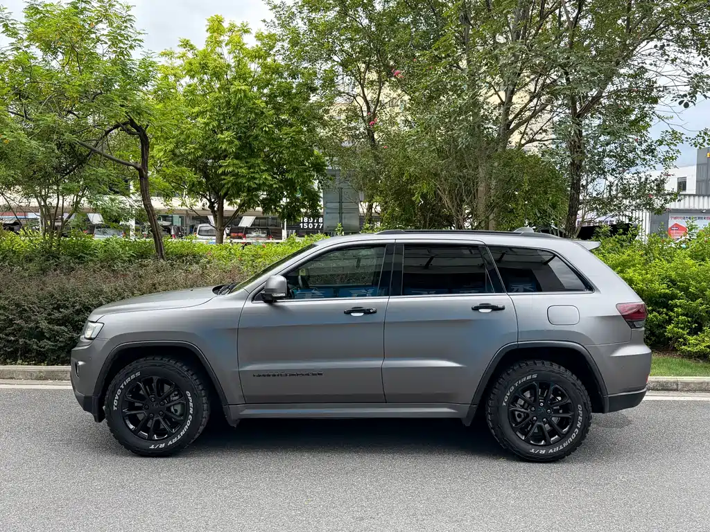 Jeep Grand Cherokee (Import) — миниатюра 3