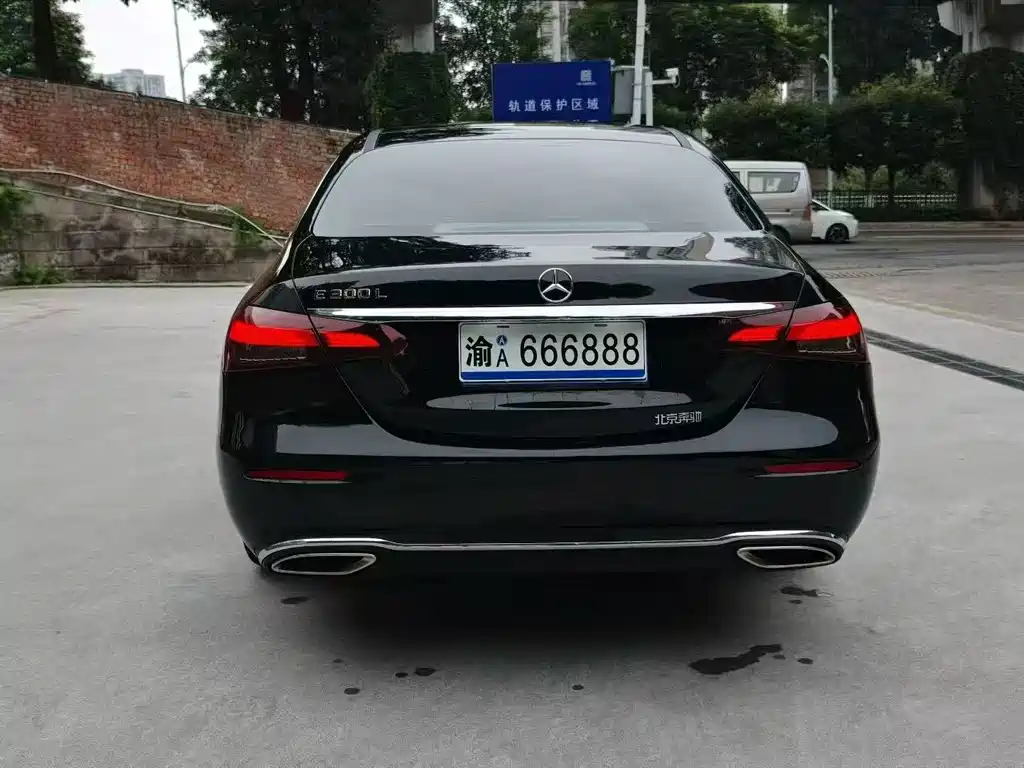 Mercedes-Benz E-Class — миниатюра 8