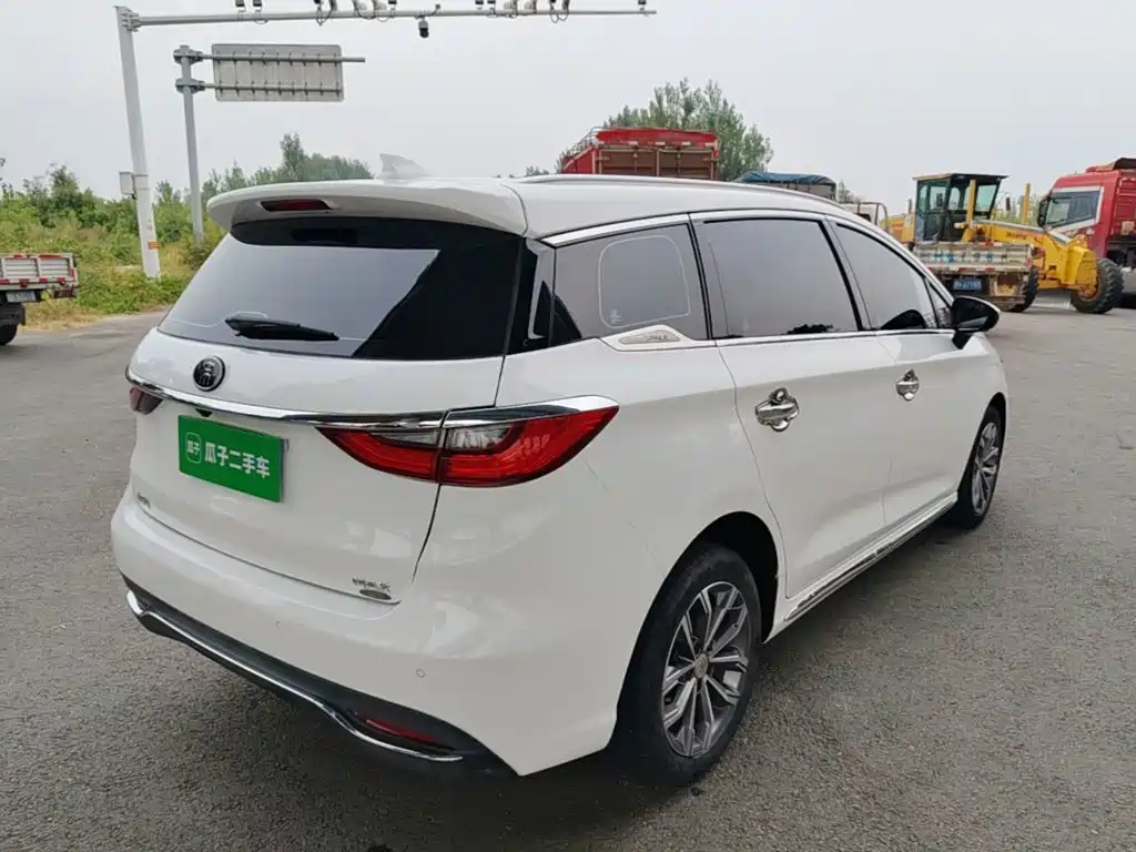 BYD MAX — миниатюра 7
