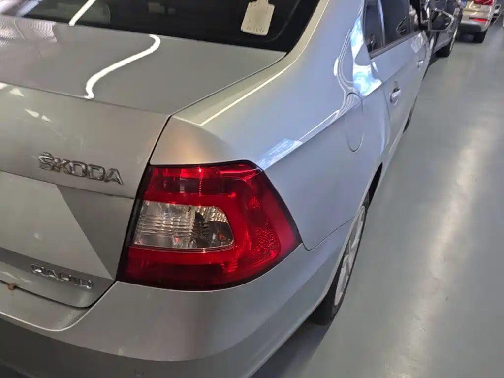 Skoda Rapid — миниатюра 8