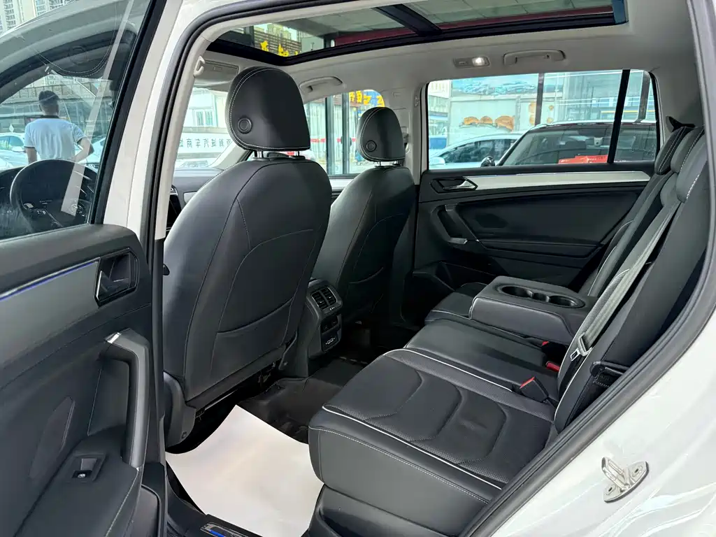 Volkswagen Tiguan L PHEV — миниатюра 6