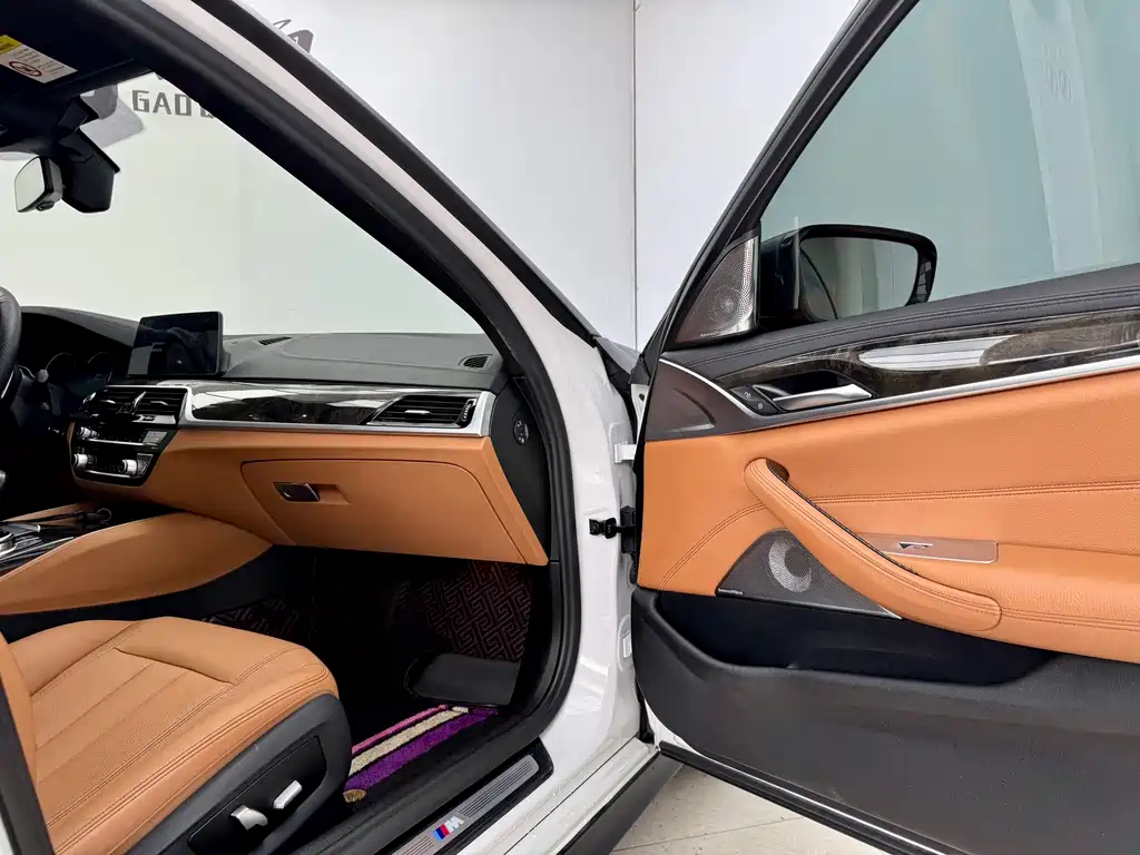BMW 5 Series — миниатюра 13