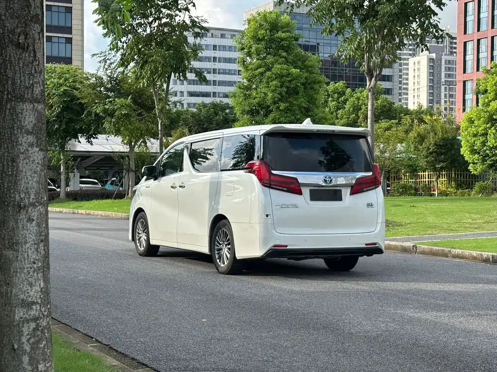 Toyota Alphard — миниатюра 6