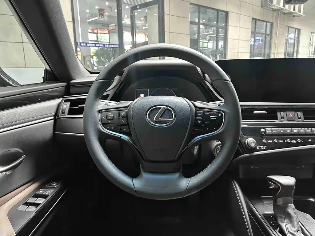 Lexus ES 2020 — фото 9