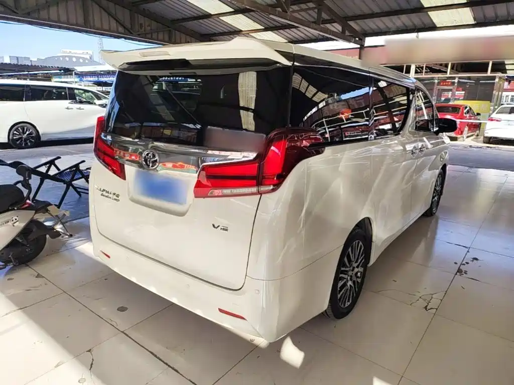 Toyota Alphard — миниатюра 7