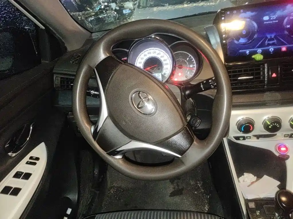 Toyota Yaris L — миниатюра 3