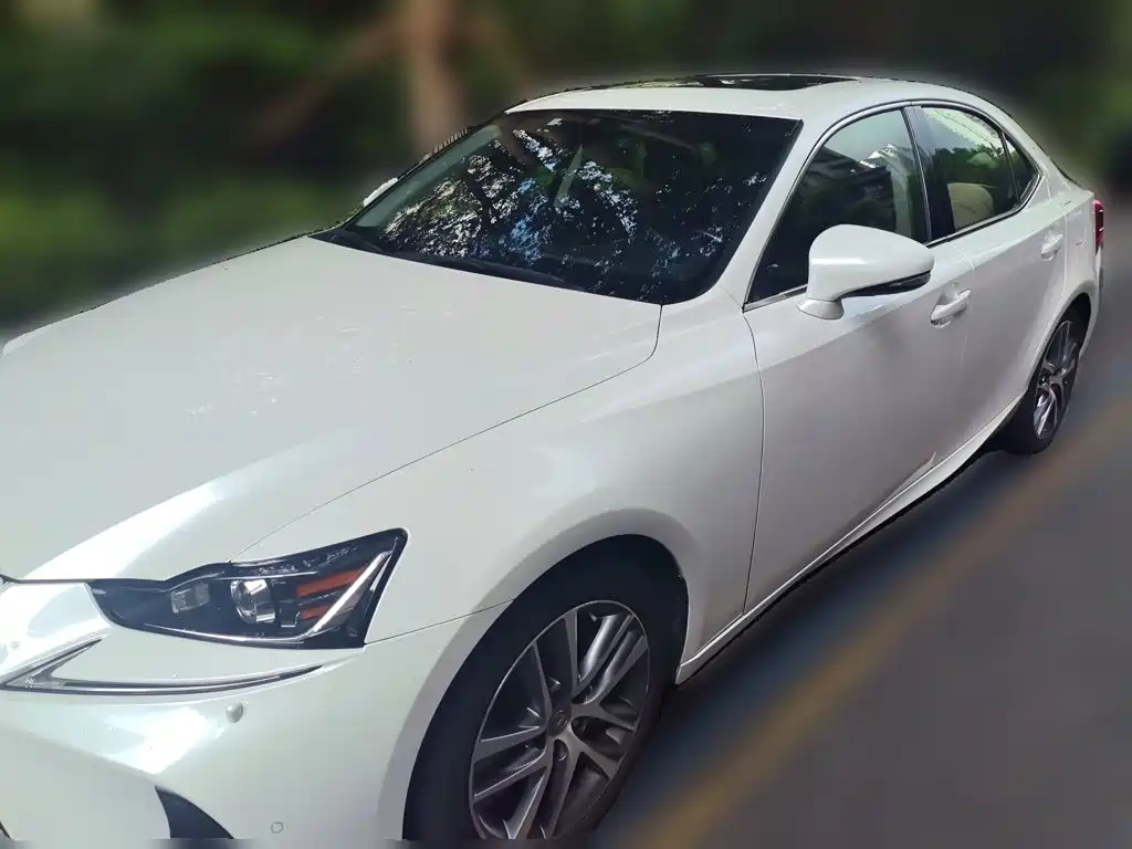 Lexus IS