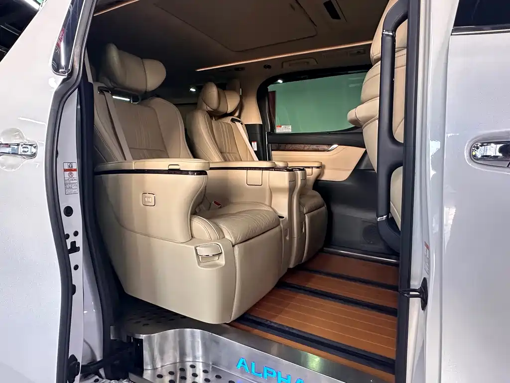 Toyota Alphard — миниатюра 8