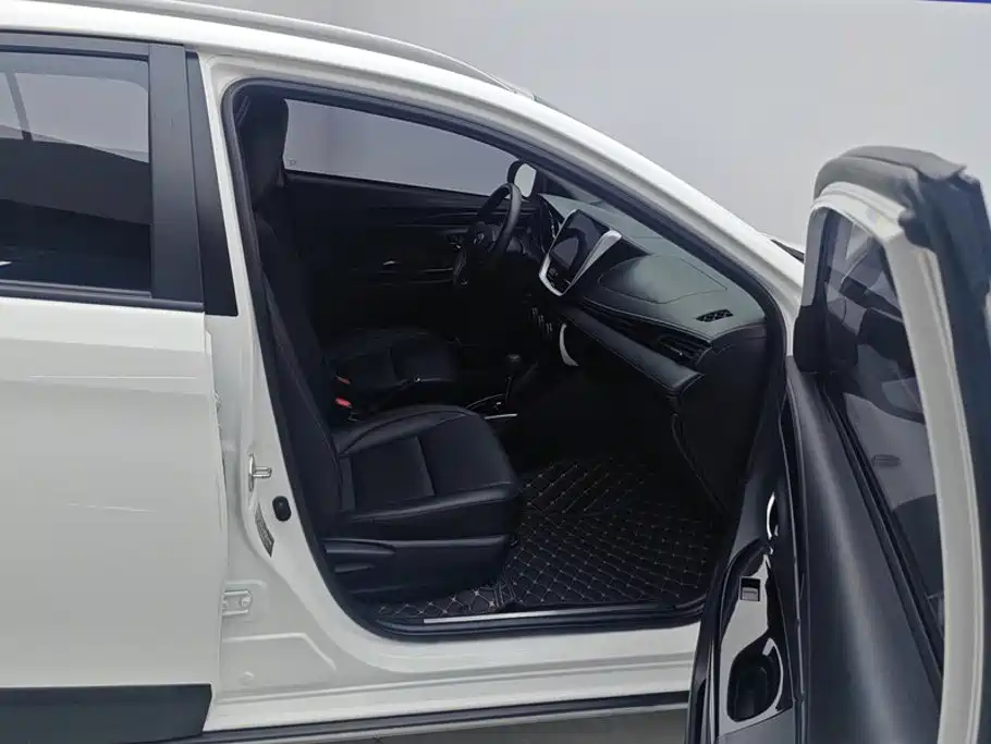 Toyota Yaris L — миниатюра 8