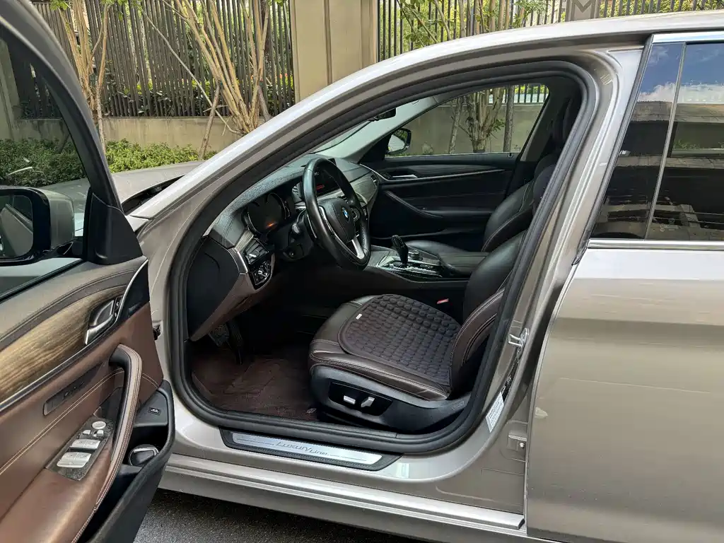 BMW 5 Series — миниатюра 11