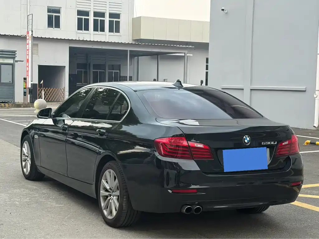 BMW 5 Series — миниатюра 9