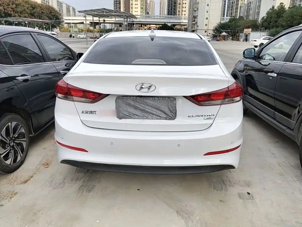 Hyundai Elantra — миниатюра 6