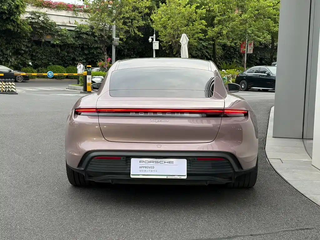 Porsche Taycan — миниатюра 7