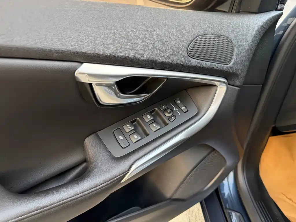 Volvo V40 — миниатюра 12