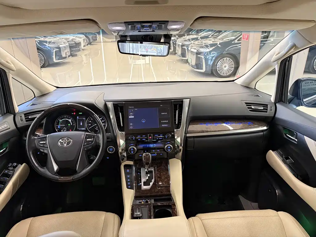Toyota Alphard — миниатюра 8