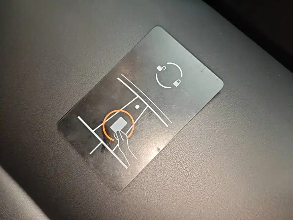 Tesla Model Y — миниатюра 9