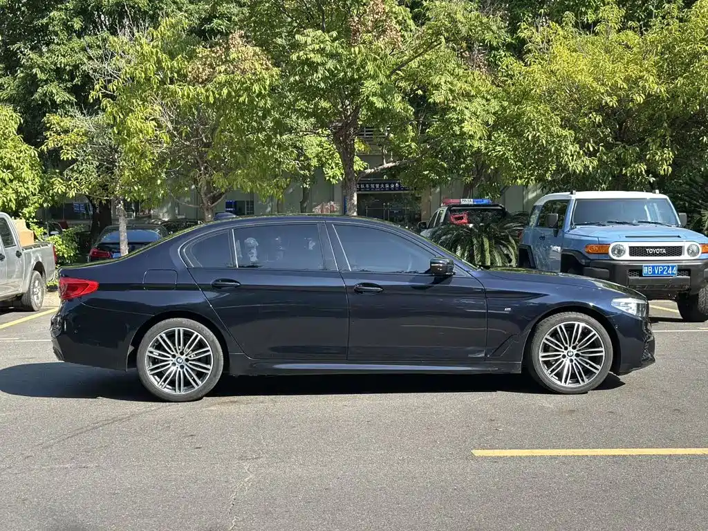 BMW 5 Series — миниатюра 4